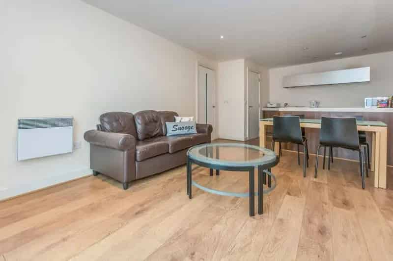 2 Bedroom 2 Bathroom Birmingham City Centre Apartment with Parking