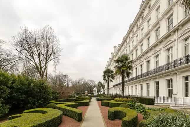Luxury 2-Bedroom Apartment with Parking in Lancaster Gate