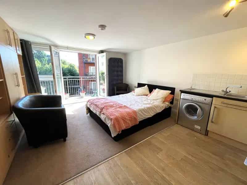 City Centre Studio Apartment with Balcony and Bike Store