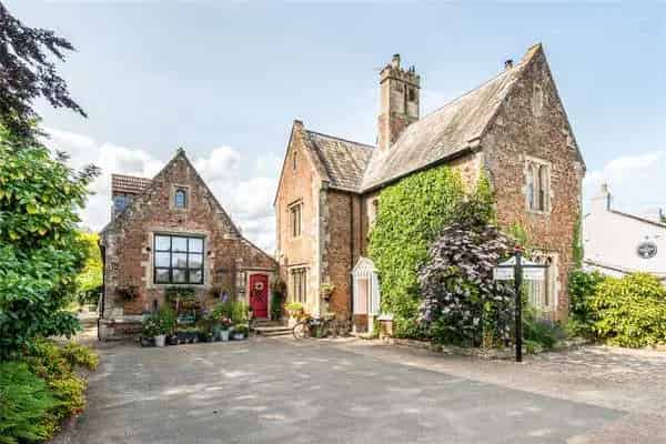 Historic School House Conversion: 5 Beds, 6 Reception Rooms, Outbuildings