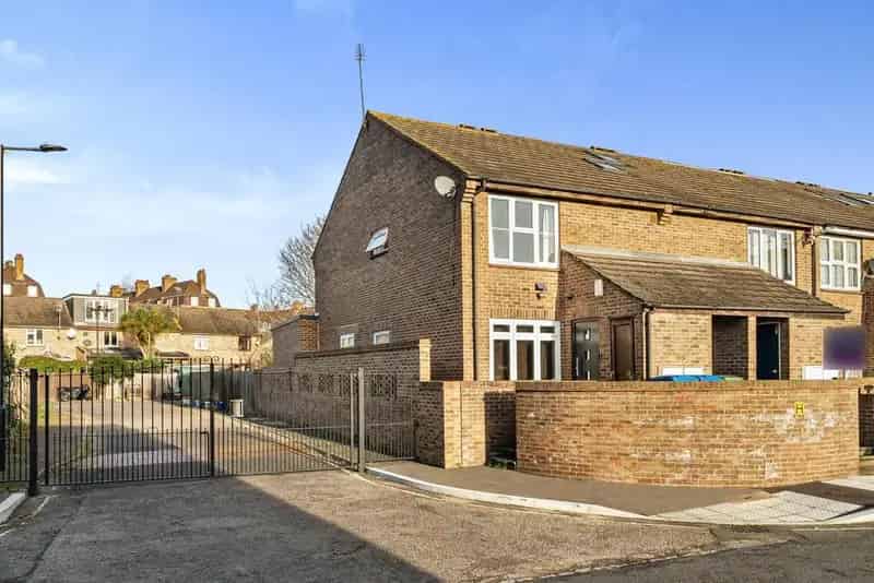 Flat For Sale , London, England