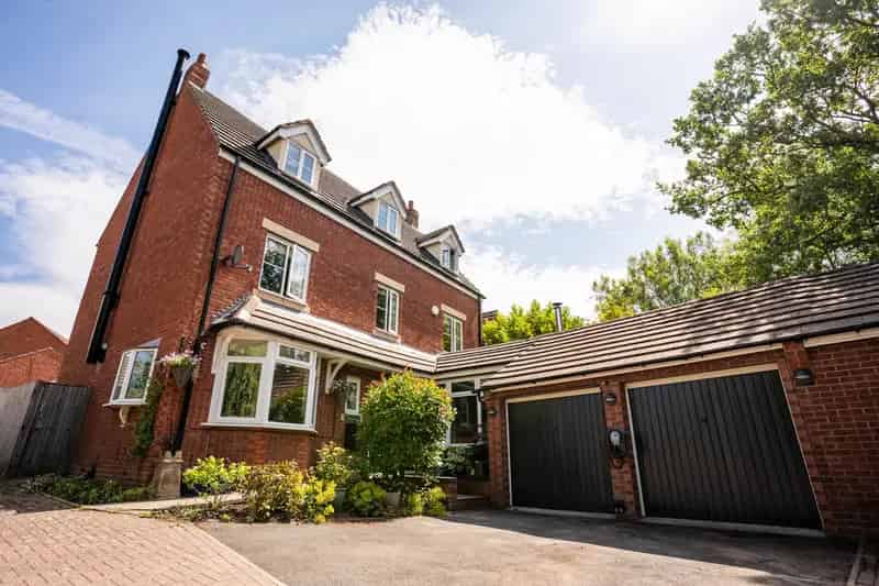 5 Bedroom Detached House For Sale