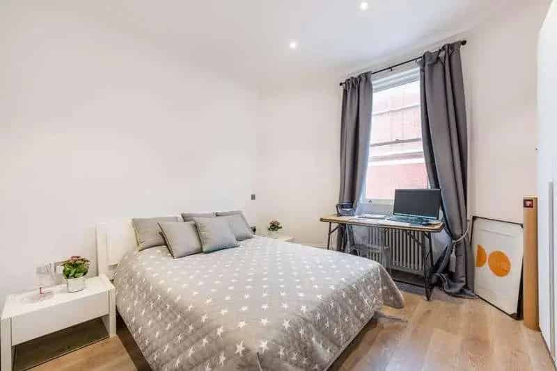 5 Bed Flat for Sale in Prestigious Earls Court Mansion Block