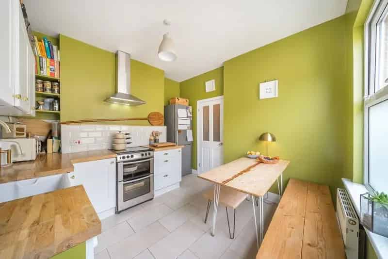 Charming 2 Bedroom Garden Maisonette Near Mainline Station