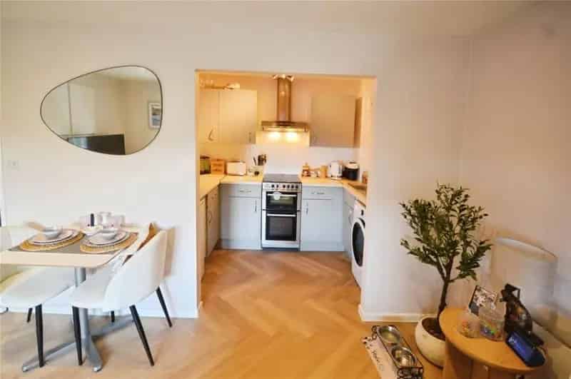 2 Bed Flat for Sale Near Town Centre