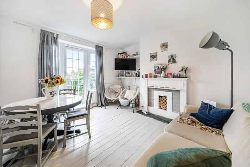 Three Bedroom Flat with Private Balcony No Onward Chain