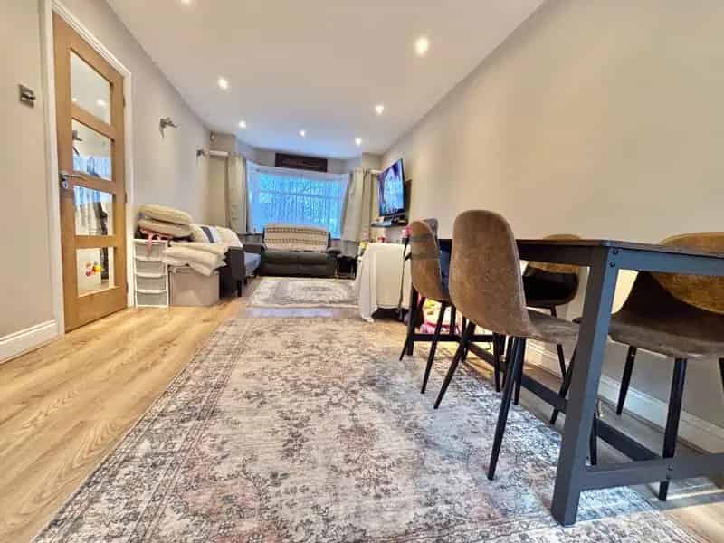 3 Bedroom Semi-Detached House to Rent