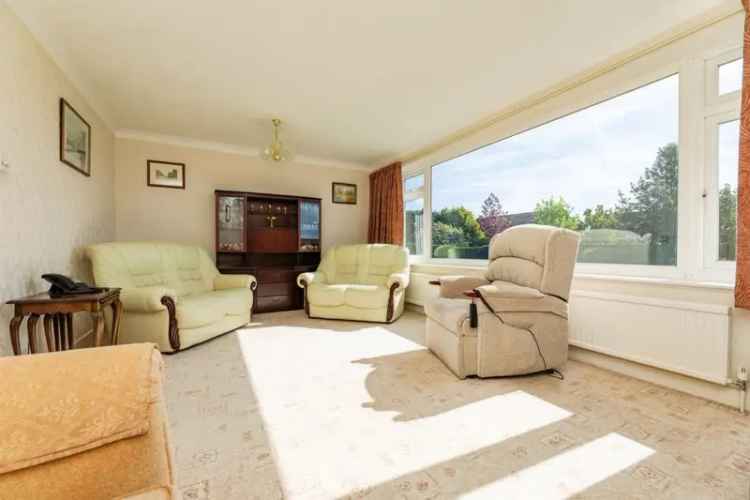 4 Bed House with Detached Garage and Garden