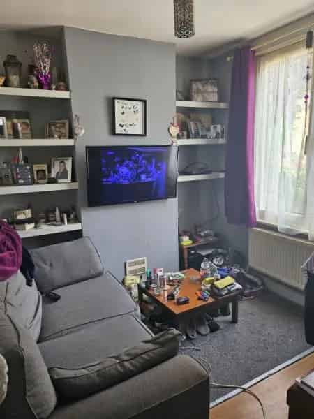 3 Bed Terraced House with Garden Near Shops and Schools