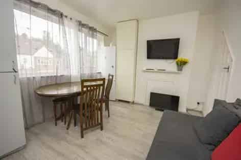 2-Bedroom Flat 62m² London Duplex Conversion Near Colindale Station
