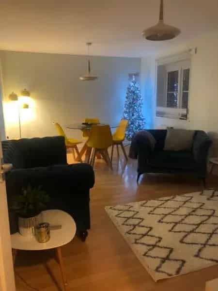 2 Bed Coach House with 2 Garages Near Schools and Park