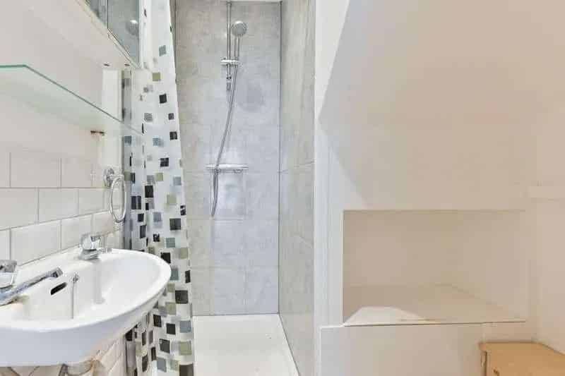 2 Bed Flat for Sale Near Tooting Broadway
