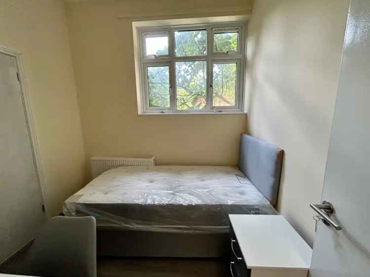 Furnished En-Suite Room Near Finsbury Park Manor House Station Bills Included