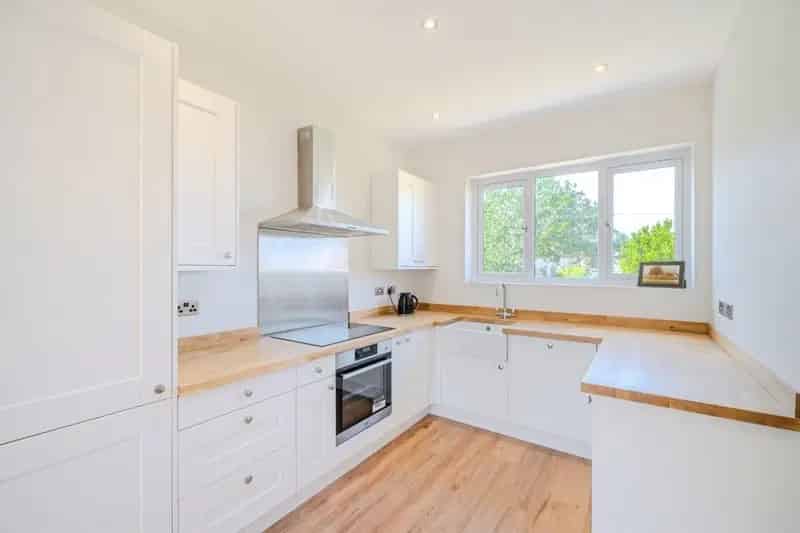 3 Bed House with Open Plan Kitchen Diner and Private Garden