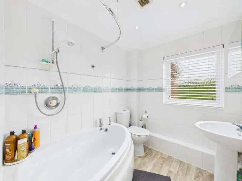 5 Bed House for Sale with 1 Bed Annex