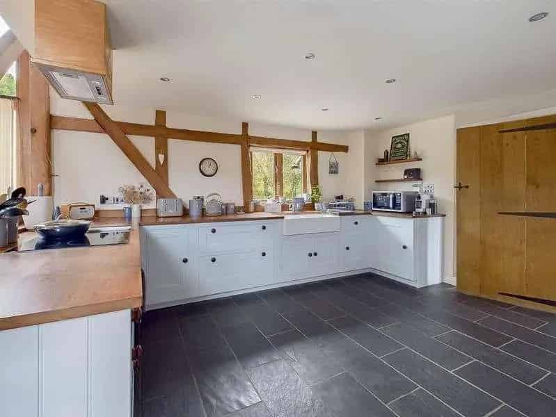 4 bed property for sale