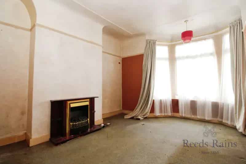 4 Bedroom Mid Terrace House For Sale - Modernisation Needed