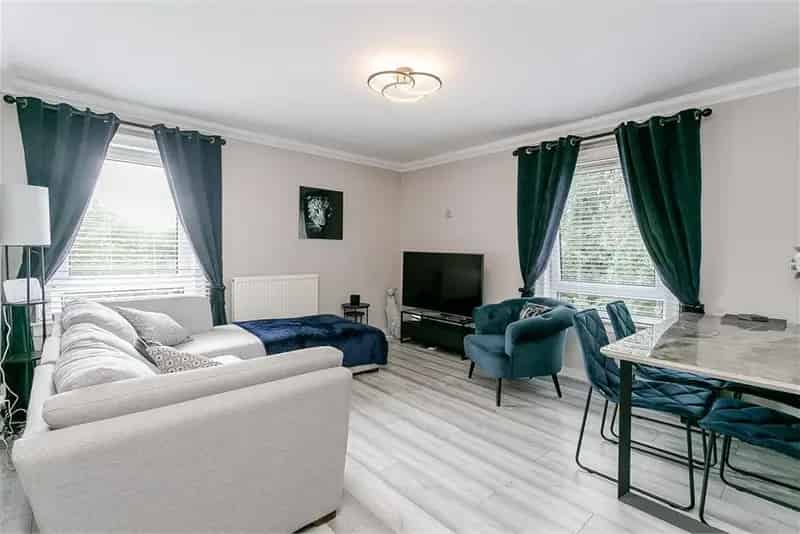2 Bed Top Floor Flat Kingsknowe - Modern Kitchen and Bathroom
