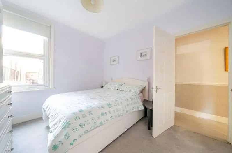 2 Bed Flat for Sale near Askew Road