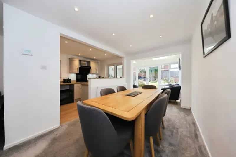 3 Bed Family Home Near Schools Shops and Transport Links