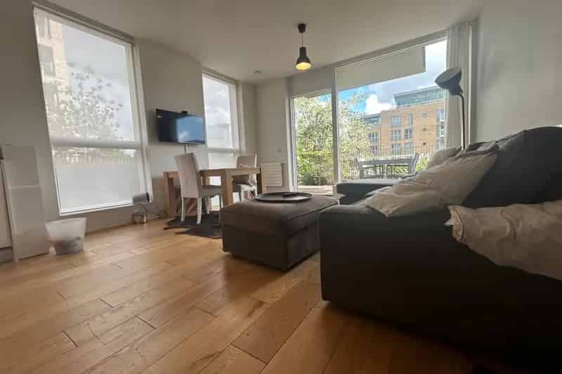 2 Bed 2 Bath Brentford Apartment with River Views and Terrace
