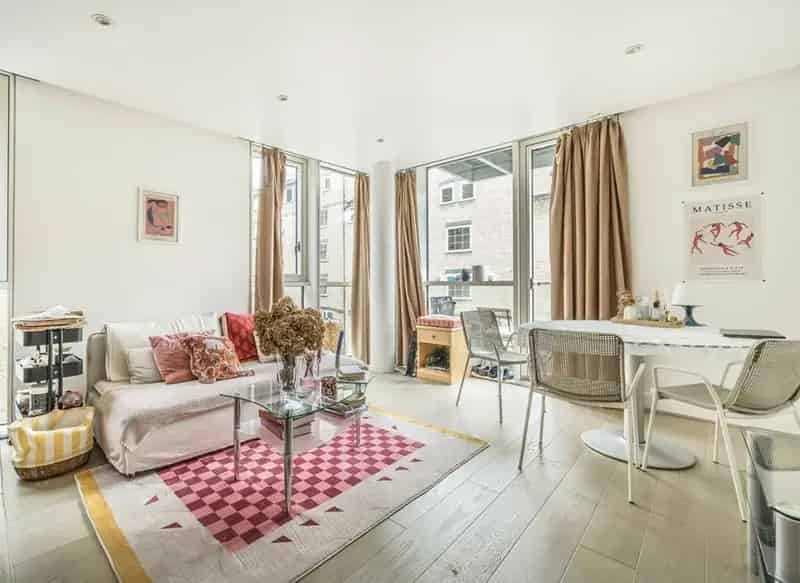 Two Bedroom Apartment Times Square Development London