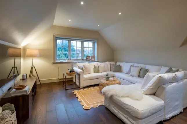 Flat for sale in Eton Avenue, London NW3