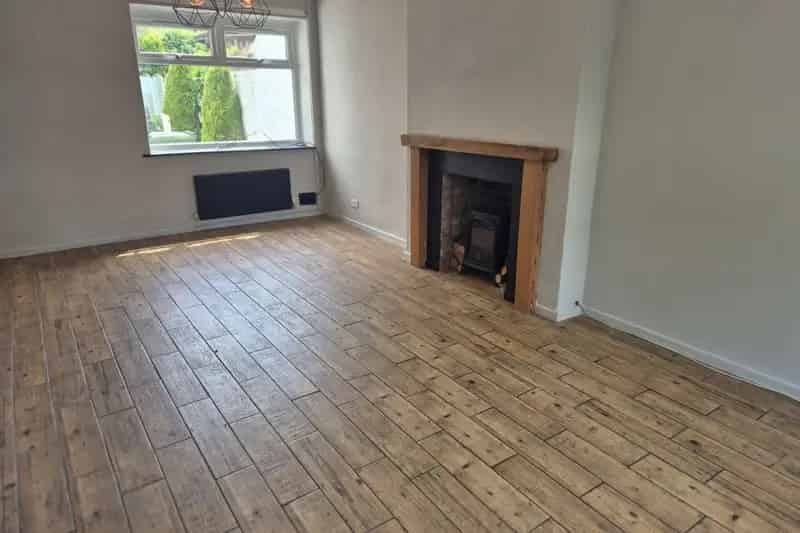 3 Bedroom Semi Detached House with Parking and Garden