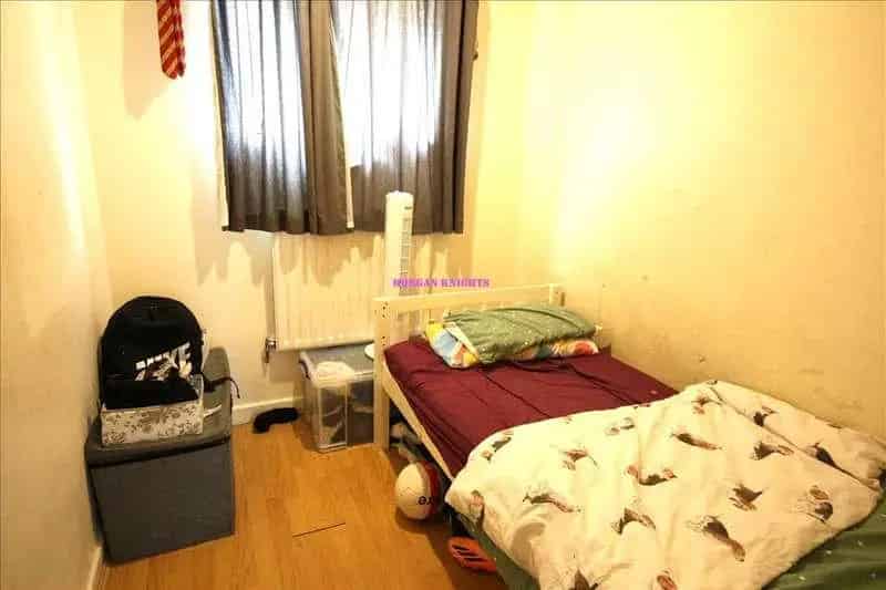 3 Bed Flat for Sale in Poplar Near Canary Wharf