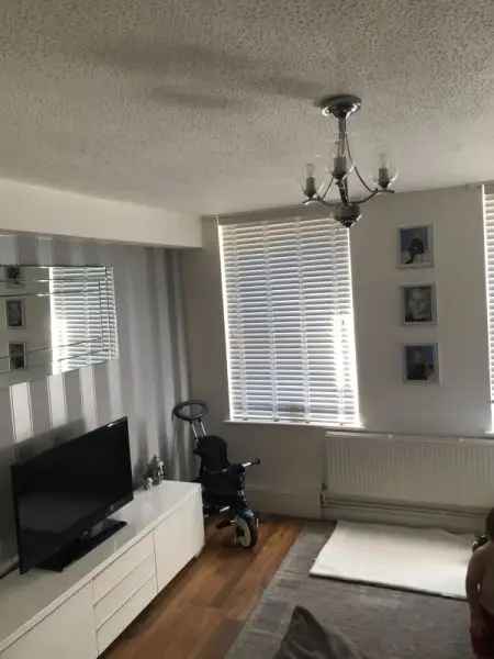 Flat For Rent in Brentwood, England