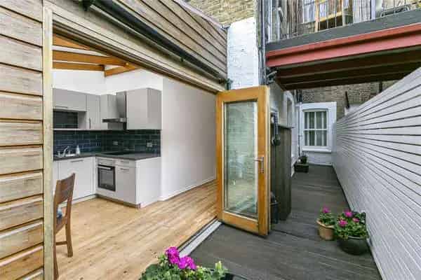 Two-Bedroom Flat with Patio Garden near Clapham Old Town