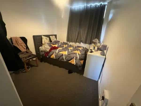 Spacious 2-Bed Flat Near Transport Links