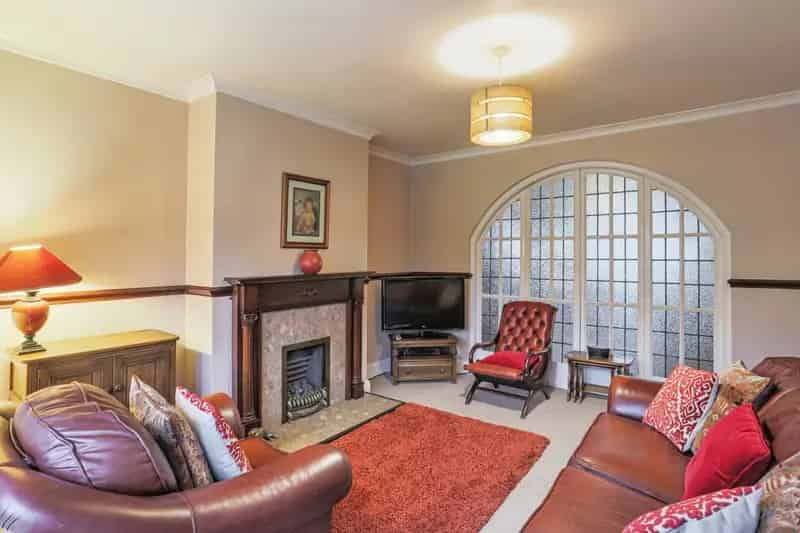 4 Bedroom Family Home with Bay Windows and Large Garden