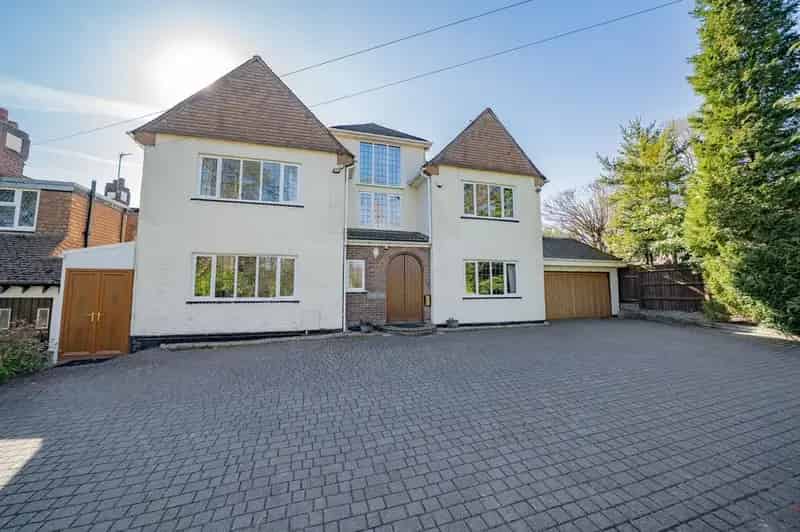 6 Bedroom Detached House for Sale