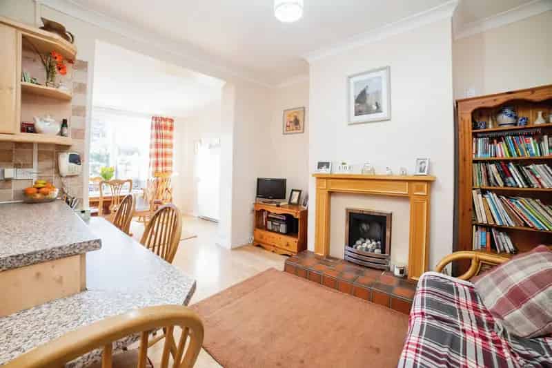 Extended Family Home with Great Transport Links and Garage