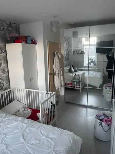 Modern Flat near Canary Wharf DLR Shops Schools