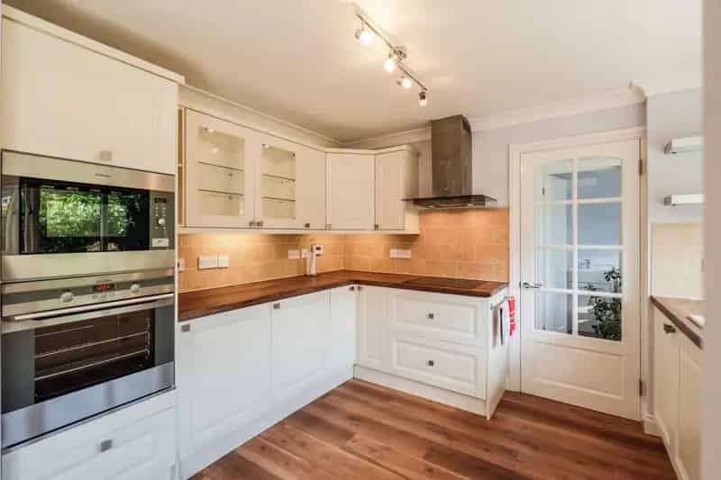 4 Bedroom Detached House Pecketts Holt For Sale No Onward Chain