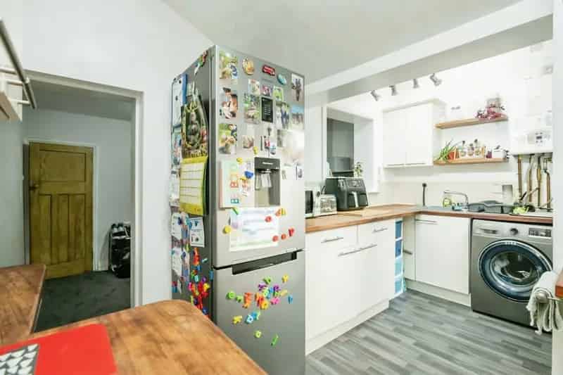 Charming 2-Bed Mid-Terraced House Near Amenities