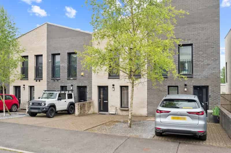 2-Bed Terraced Villa with Driveway and Private Garden