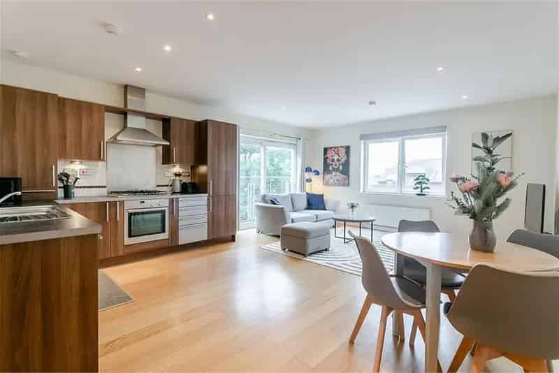 2 Bed Top Floor Flat with Parking Davidsons Mains