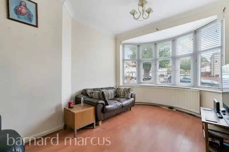 2 Bed House with Garden Driveway and Outbuilding Near Schools