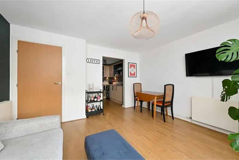 2 Bed Flat Fourth Floor with 1 Reception Room