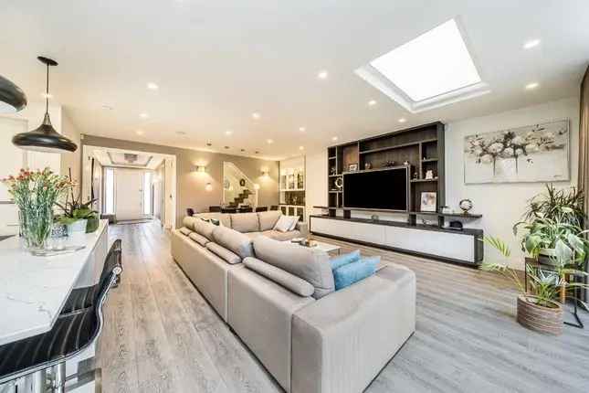 Detached House for Sale in Elliot Road London NW4