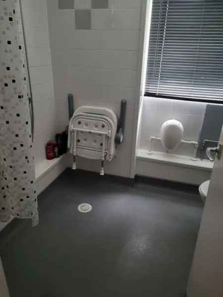 Ground Floor 1-Bedroom Flat Wet Room Large Storage Pet-Friendly