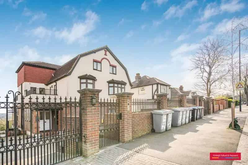 Stunning One Bedroom Flat with Private and Communal Outside Space