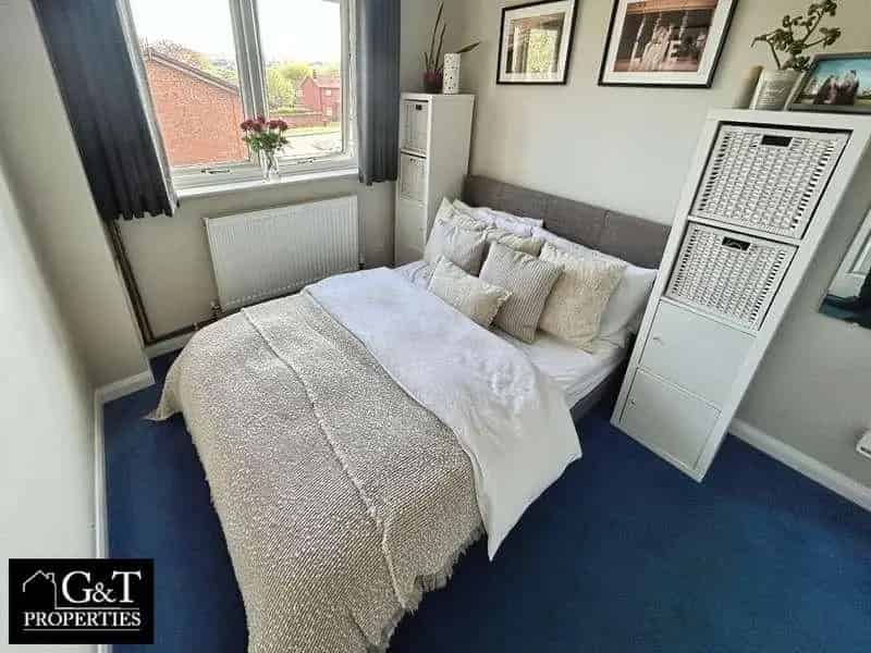 2 Bed House for Sale - Modern Kitchen, Driveway & Garden