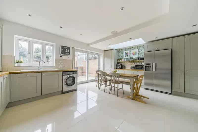 Four Double Bedroom Semi-Detached House Near Elmstead Woods