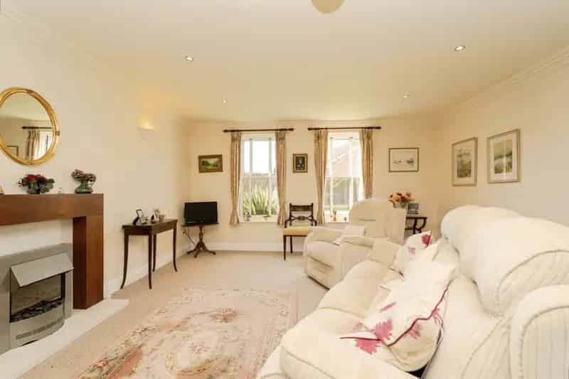 2 Bed Ground Floor Apartment Town Centre Parking Garden