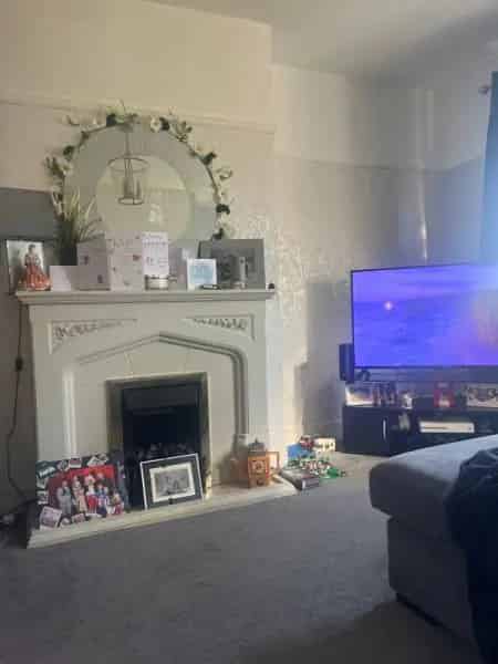 Large 3 Bed House New Kitchen Front & Back Garden