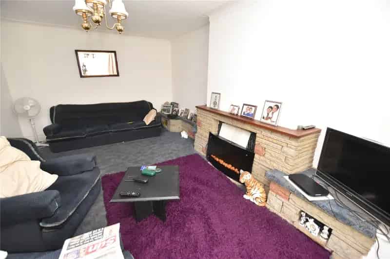 Spacious 4-Bed Detached House with Large Garden and Double Garage